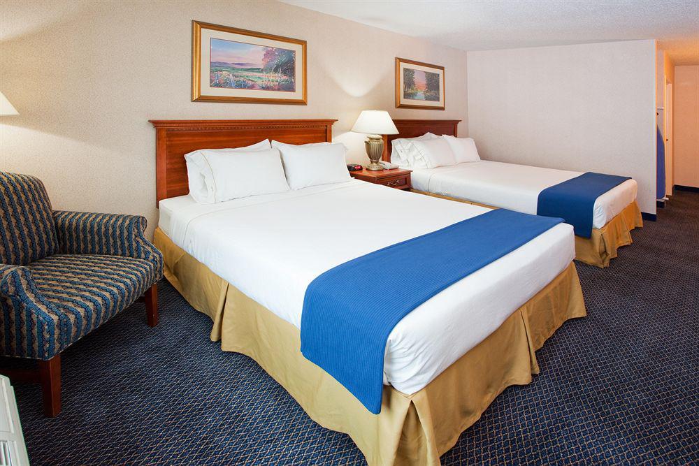 Holiday Inn Express Hotel & Suites Grand Rapids-North By Ihg Walker Стая снимка