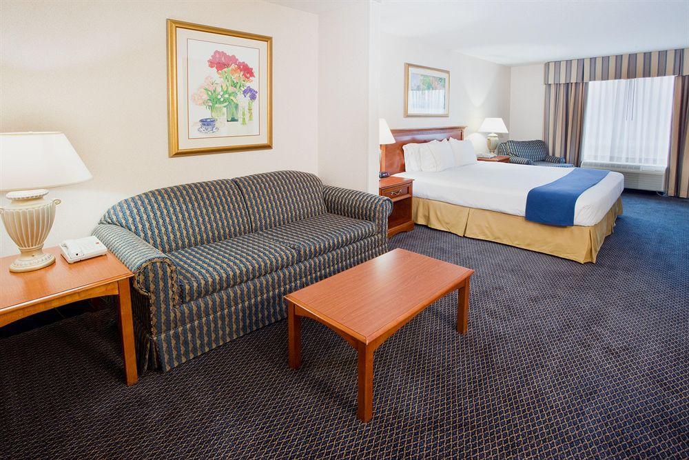 Holiday Inn Express Hotel & Suites Grand Rapids-North By Ihg Walker Стая снимка