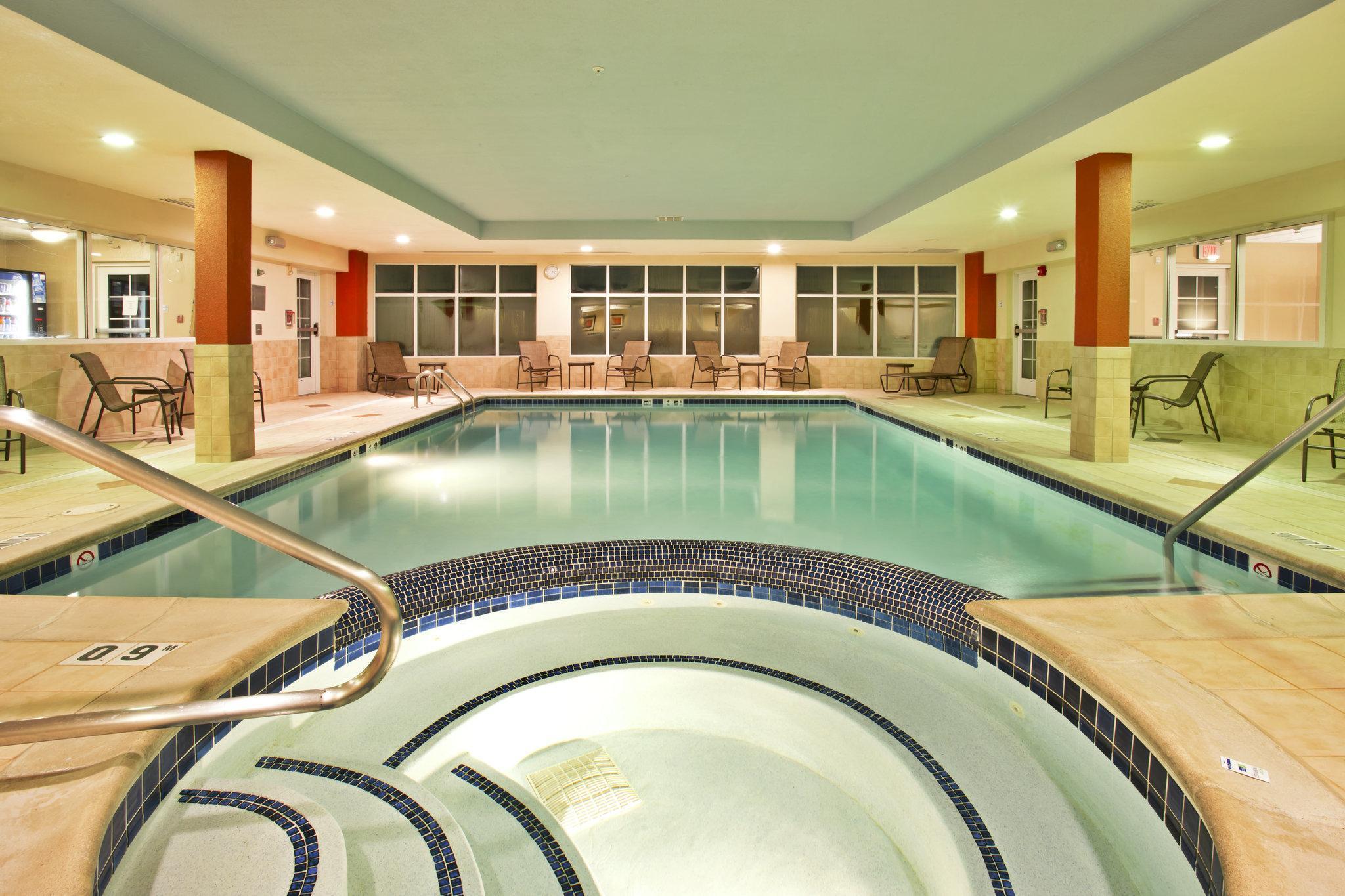 Holiday Inn Express Hotel & Suites Grand Rapids-North By Ihg Walker Екстериор снимка
