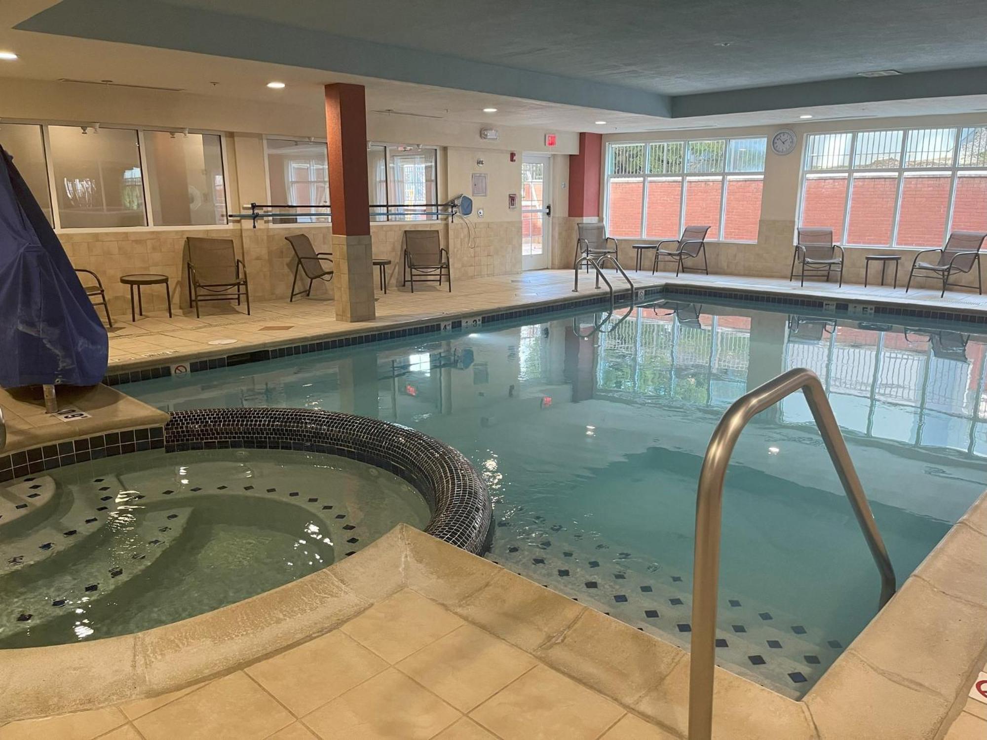 Holiday Inn Express Hotel & Suites Grand Rapids-North By Ihg Walker Екстериор снимка