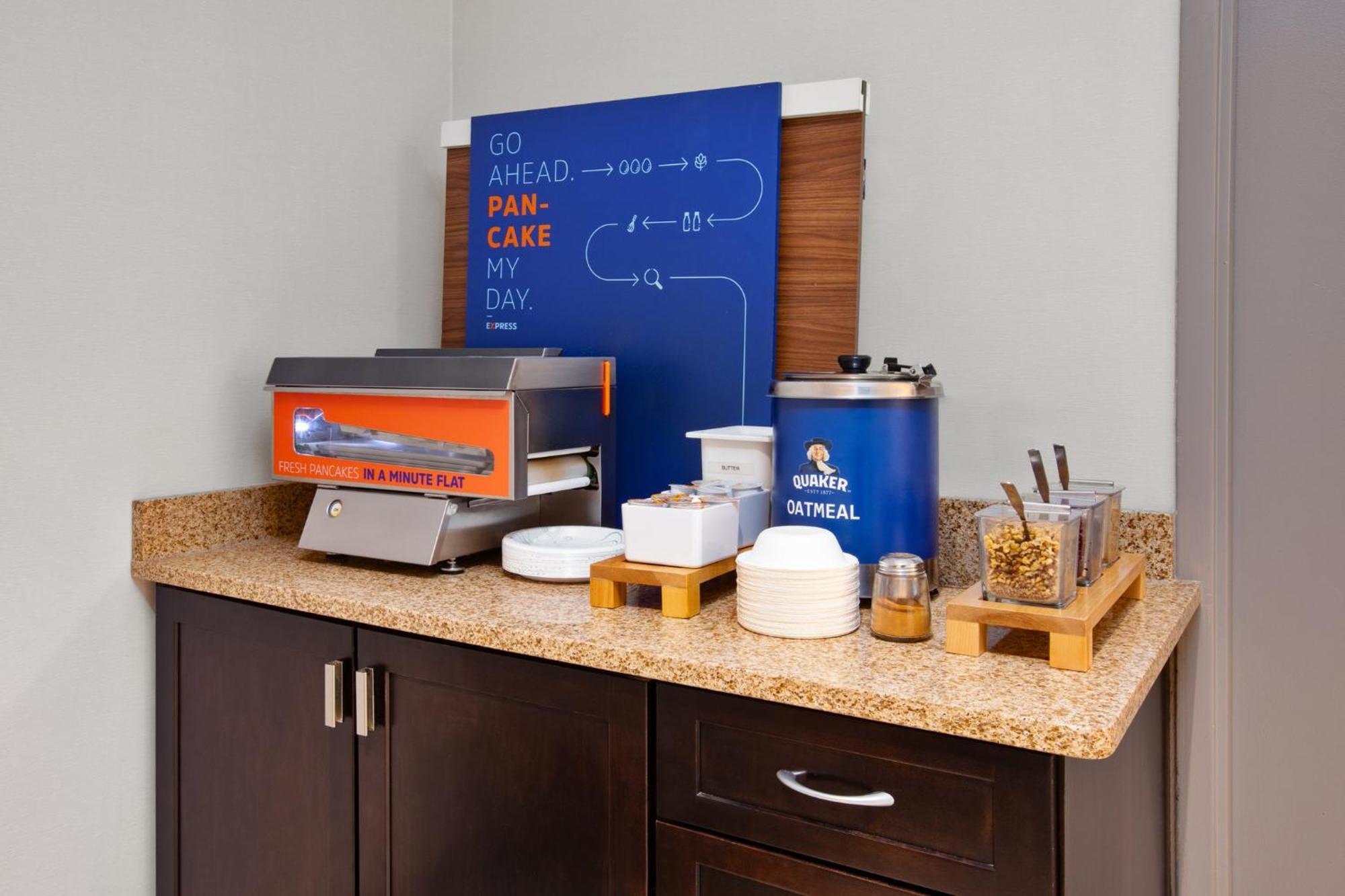 Holiday Inn Express Hotel & Suites Grand Rapids-North By Ihg Walker Екстериор снимка